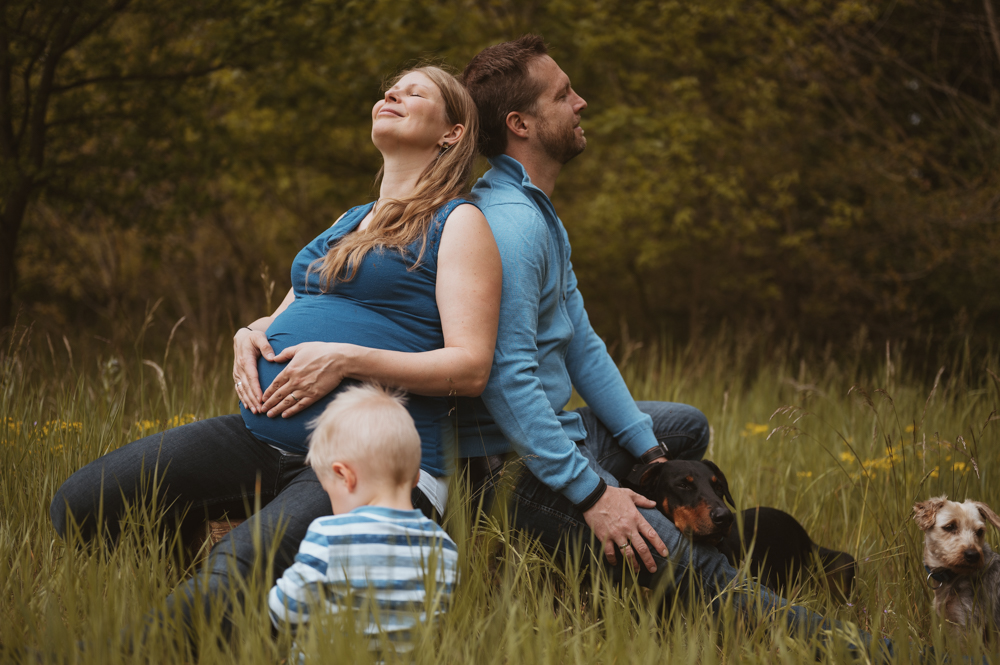 Babybauch Familie auf der Wiese – MALEA Fotografie Darmstadt