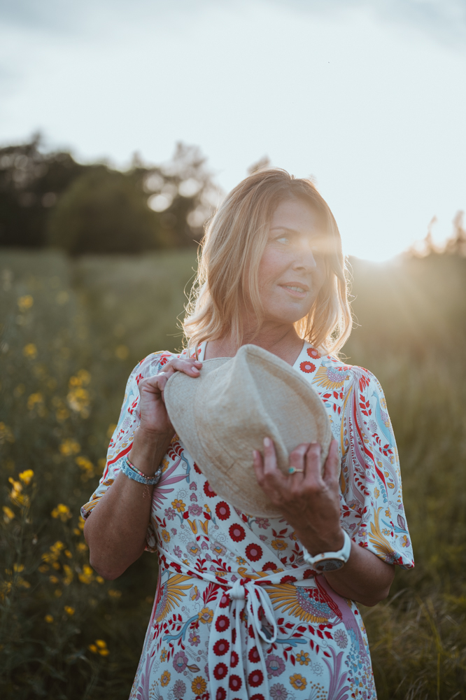 Business Portrait – Frau lächelt mit Strohhut in der Hand, MALEA Fotografie Darmstadt