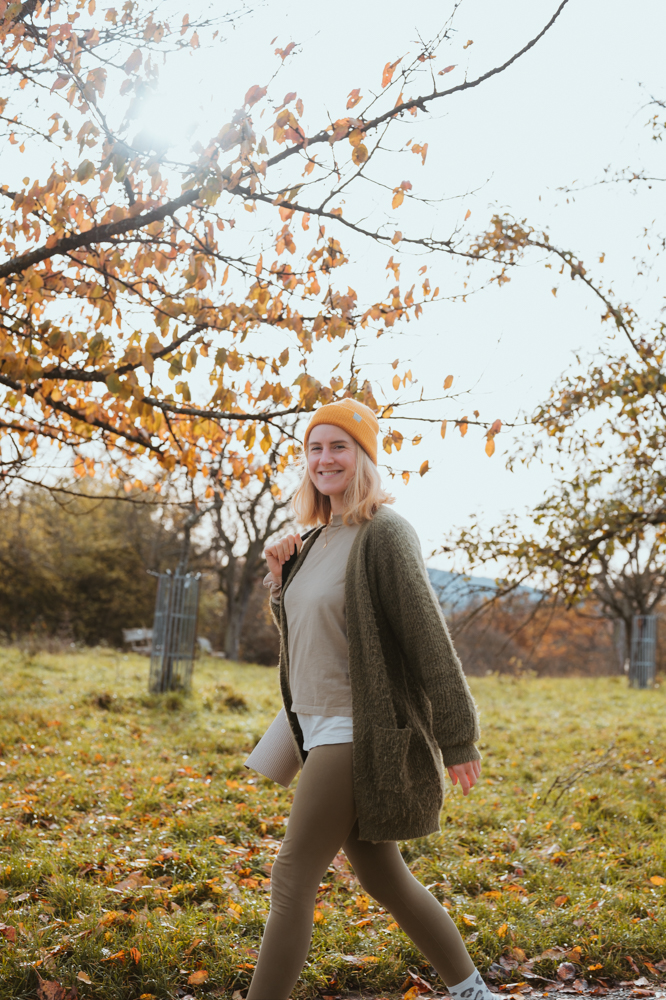 Business Shooting – Frau spaziert lächelnd durch Herbstlaub, MALEA Fotografie Darmstadt