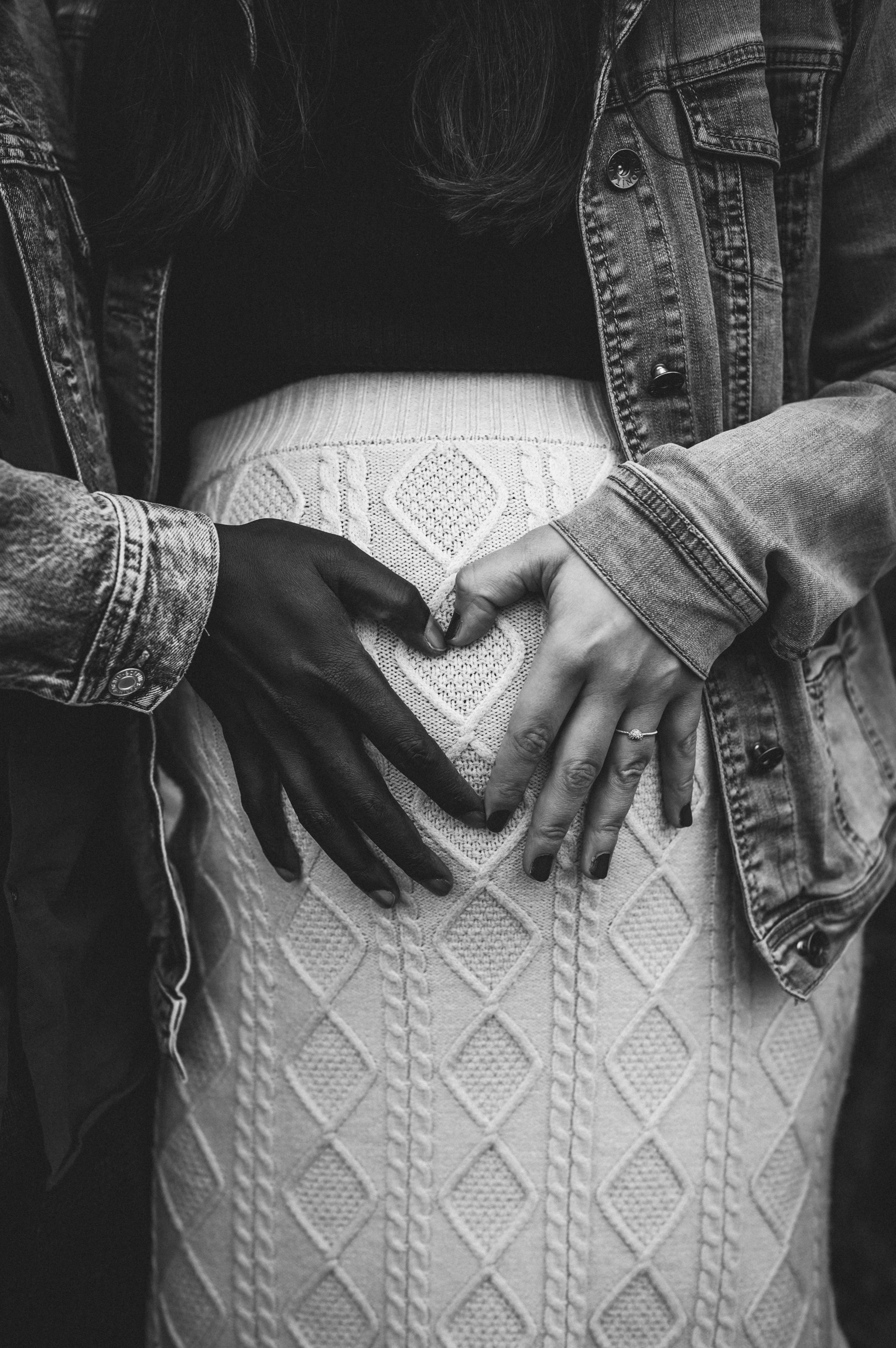 Eltern formen ein Herz auf dem Babybauch – MALEA Fotografie Darmstadt