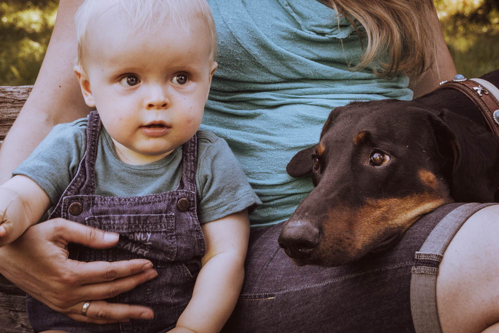 Baby und Hund beim Familienshooting im Freien – Familienfotografie Mareen Zimmermann