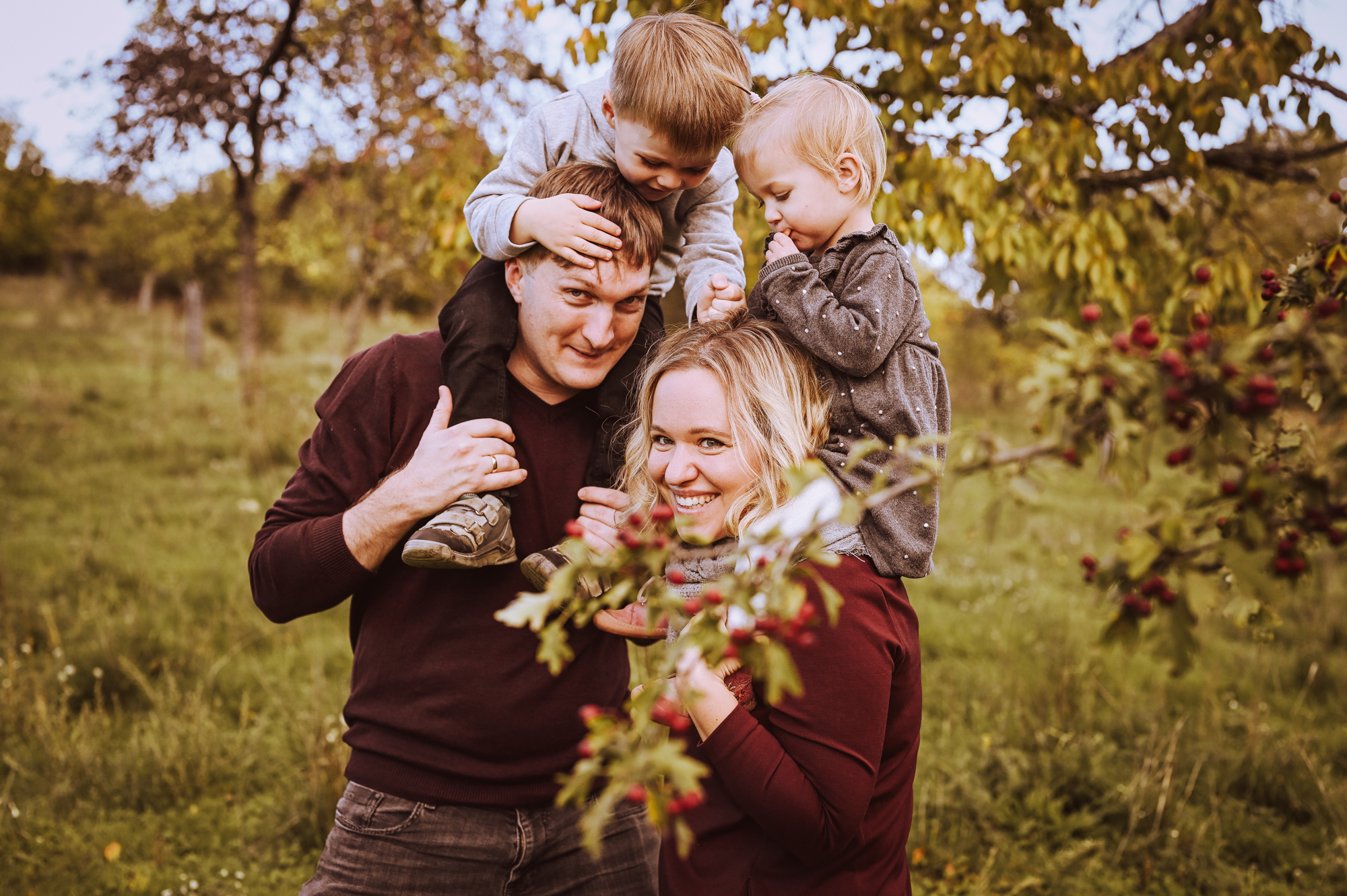 Glückliche Familie mit zwei Kindern auf den Schultern im herbstlichen Obstgarten – Familienfotografie Darmstadt