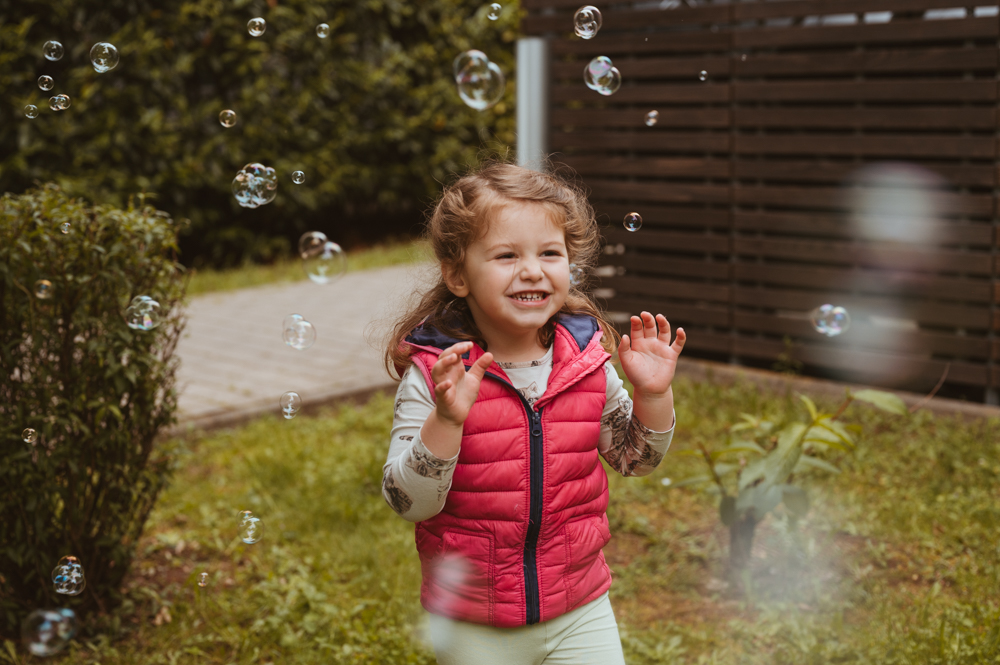 Mädchen mit Seifenblasen – MALEA Fotografie Darmstadt