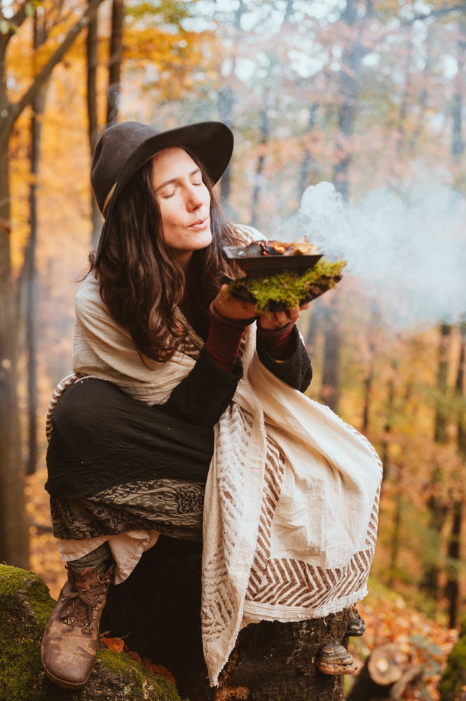 Frau mit Räucherschale und Hut im herbstlichen Wald – Seelenfotografie Mareen Zimmermann
