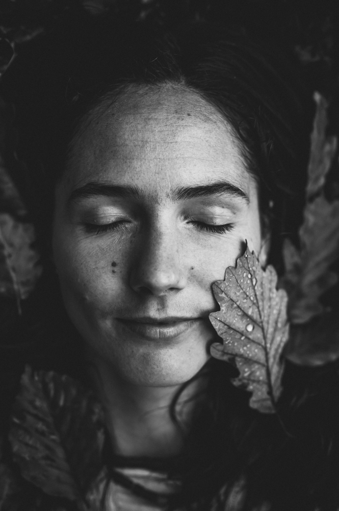 Schwarzweiß-Portrait einer Frau mit Herbstblatt – Seelenfotografie Darmstadt