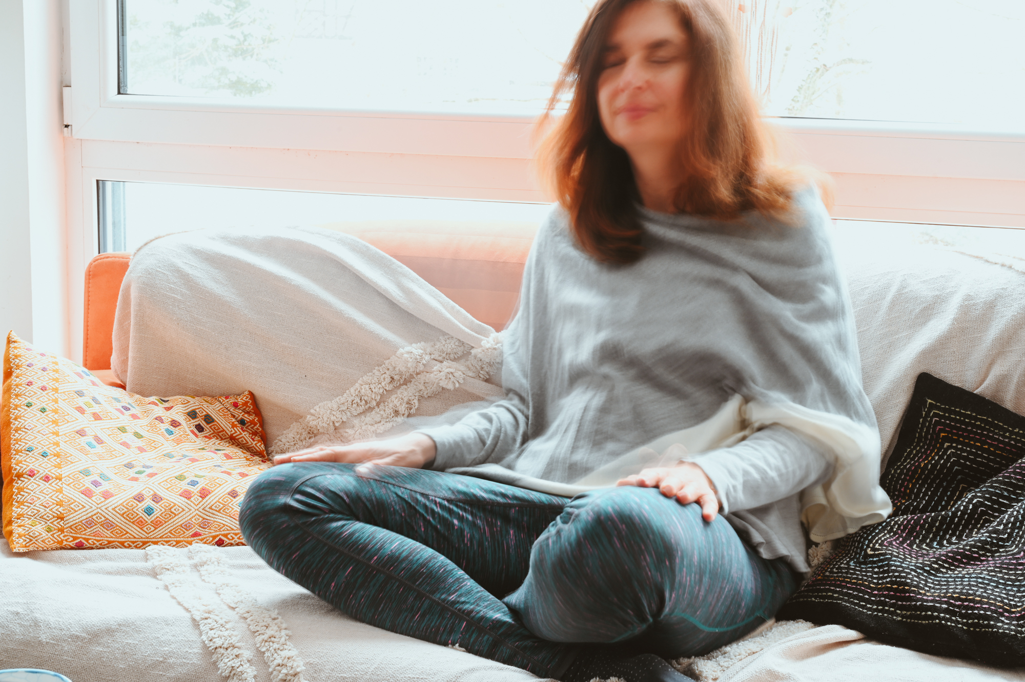 Mareen meditiert mit geschlossenen Augen auf dem Sofa – Yin Yoga Praxis zuhause, MALEA Fotografie Darmstadt